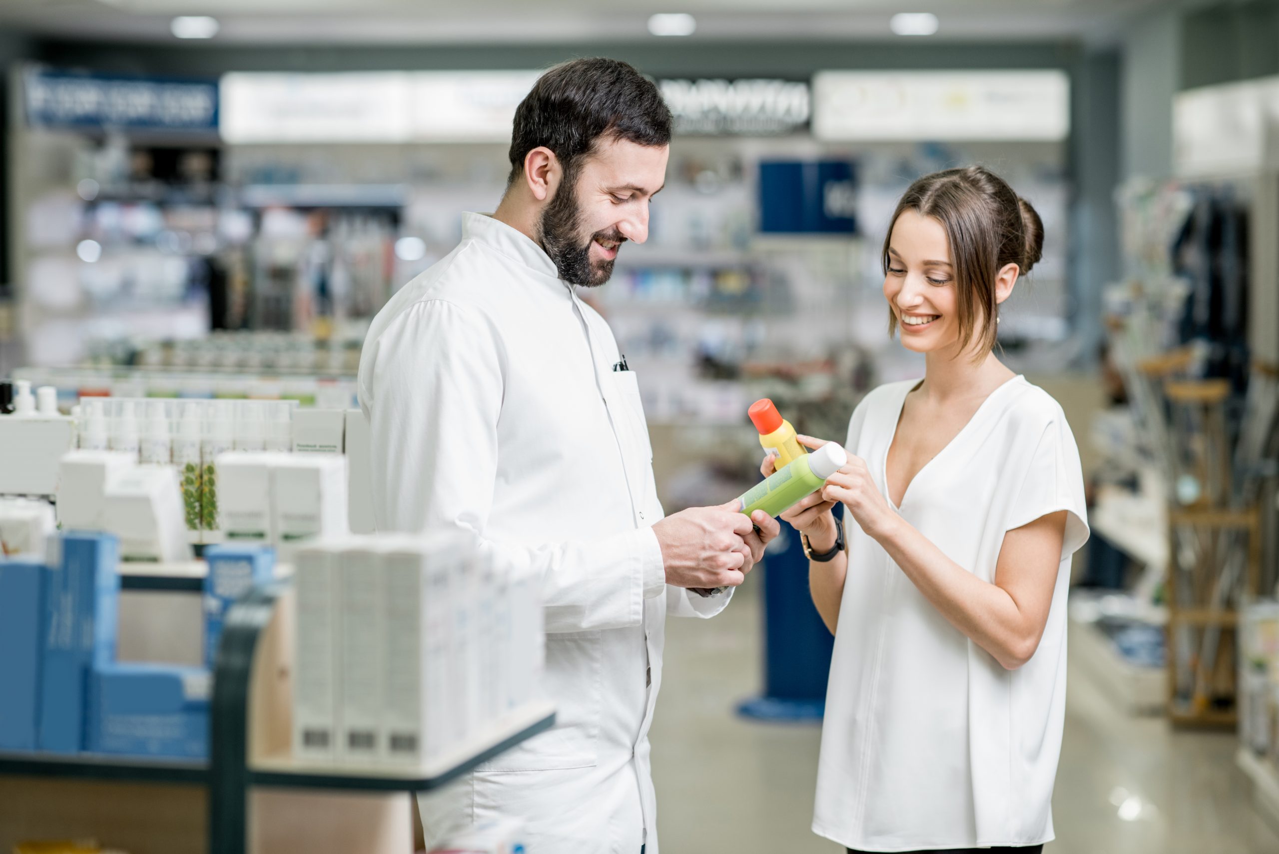 Dermatologue qui discute avec un client sur ses problèmes de peau